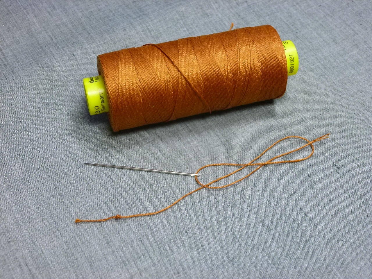 Tischläufer mit Zierstichen